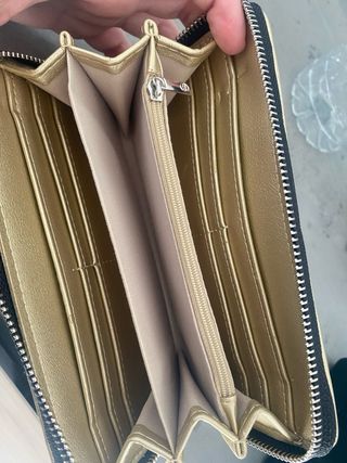 Monedero dorado con detalles robot