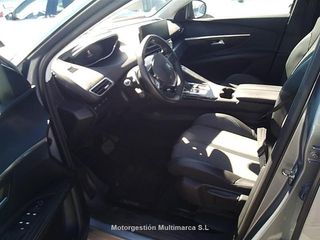 PEUGEOT 3008 225 e-EAT8 Allure