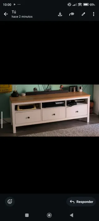 Mueble de salón blanco y madera