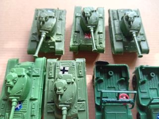 Lote 5 tanques y 2 jeeps plástico