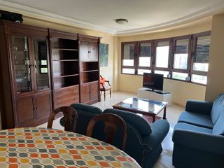Librería de madera y cristal