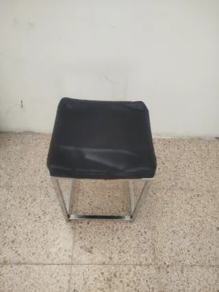 Taburete negro con estructura metálica