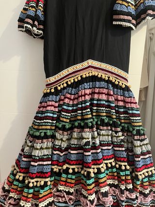 Traje de flamenca negro con detalles multicolor
