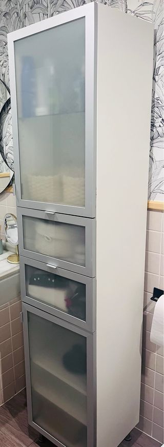 Mueble de baño alto plateado y blanco