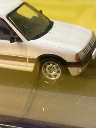 Modellino Peugeot 205 GTI 1/43