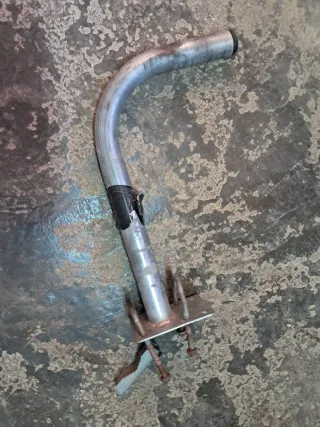 Soporte metálico curvo con base