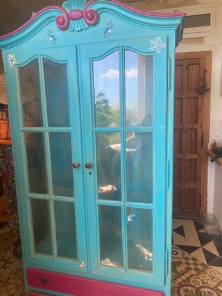 Armario vitrina azul y rosa con puertas de cristal