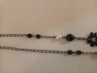 Collana con fiori neri e perle bianche