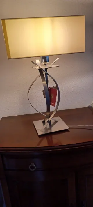 Lámpara de mesa moderna metal y papel