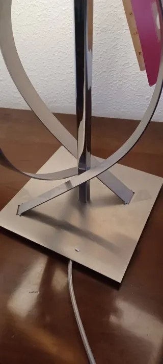 Lámpara de mesa moderna metal y papel