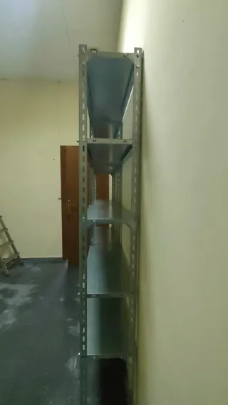 Scaffalatura metallica galvanizzata grigia per magazzino