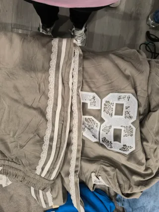 Conjunto deportivo gris con detalles blancos