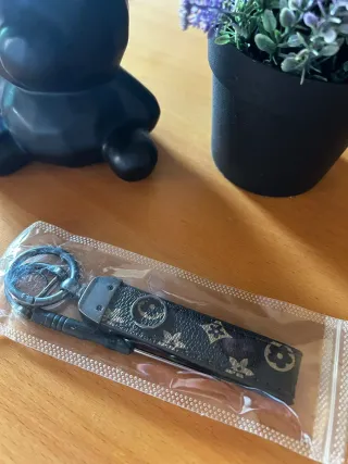 Llavero de moda con diseño de monograma