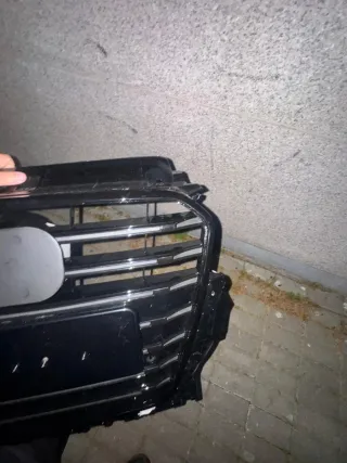 Rejilla Audi 8p A3 con soporte roto nueva
