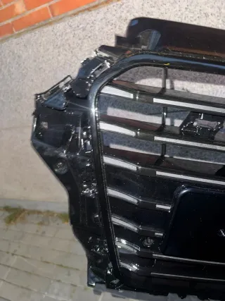 Rejilla Audi 8p A3 con soporte roto nueva