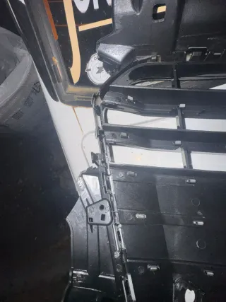 Rejilla Audi 8p A3 con soporte roto nueva