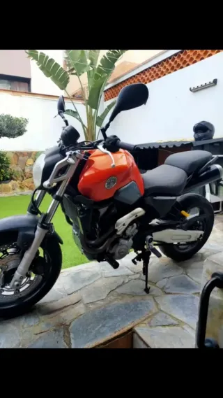 Moto Naked Naranja y Gris