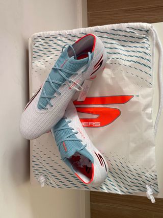 Botas de fútbol blancas y azules