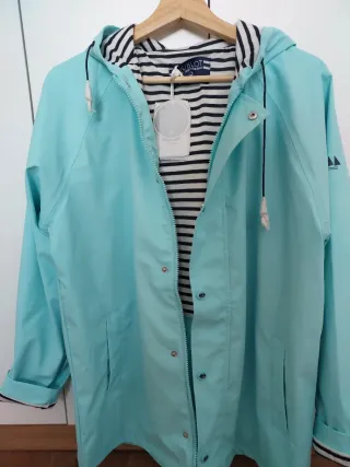 Chubasquero azul con rayas marineras