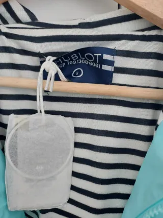 Chubasquero azul con rayas marineras