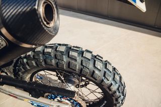 Husqvarna 701 Enduro Moto Blanca/Amarilla