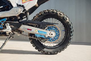 Husqvarna 701 Enduro Moto Blanca/Amarilla