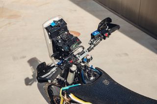 Husqvarna 701 Enduro Moto Blanca/Amarilla