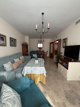 VENTA CASA EN ZONA CLARA CAMPOAMOR, LUCENA