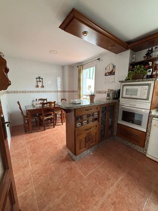 VENTA CASA EN ZONA CLARA CAMPOAMOR, LUCENA
