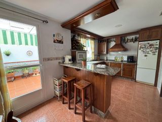 VENTA CASA EN ZONA CLARA CAMPOAMOR, LUCENA