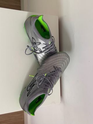 Botas de fútbol plateadas y verdes