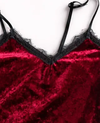 Top terciopelo rojo con encaje negro