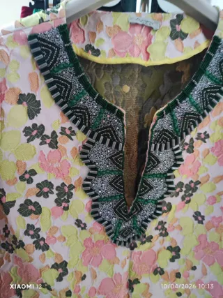 Blusa particolare con ricami