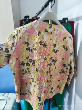 Blusa particolare con ricami