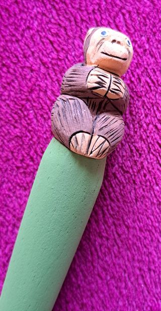Bolígrafo Mono Madera Balsa Artesanía