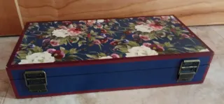Caja decorativa floral azul y rosa