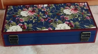 Caja decorativa floral azul y rosa