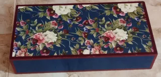 Caja decorativa floral azul y rosa