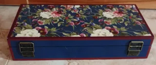 Caja decorativa floral azul y rosa