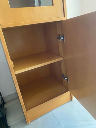 Mueble de madera con vitrina