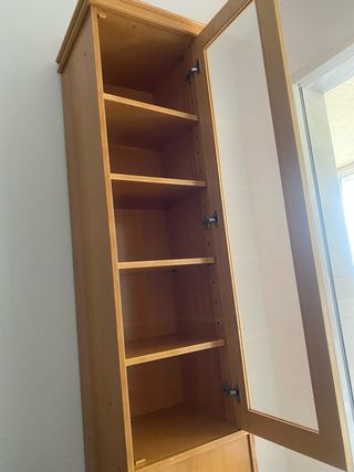 Mueble de madera con vitrina