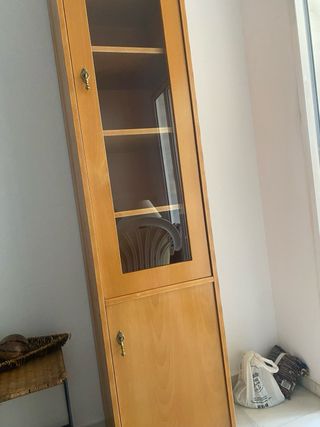 Mueble de madera con vitrina