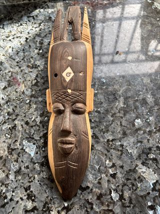 Máscara de madera tallada de Kenia