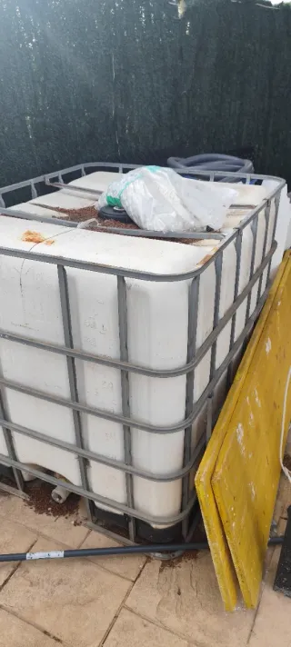 Depósito agua 1000L con jaula metálica