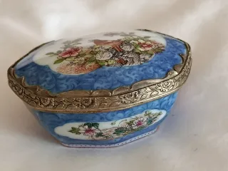 Caixa de tabaco antiga com pássaro e flores