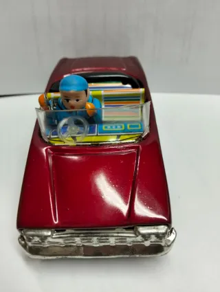 Coche de hojalata antiguo