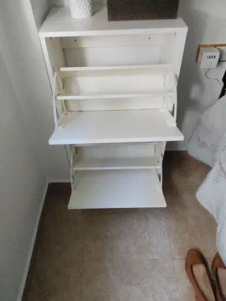 Zapatero blanco con pegatina de meditación