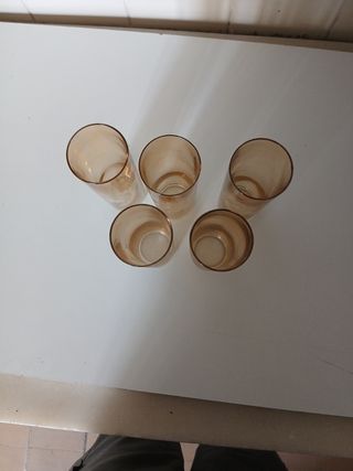 Juego de 5 vasos dorados con diseño