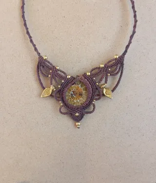 Collar de Macramé Fósil Amonite