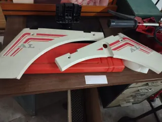 Piezas de moto AL blancas y rojas
